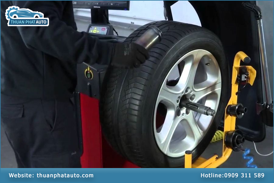 Dịch vụ cân bằng động bánh xe tại Thuận Phát Auto