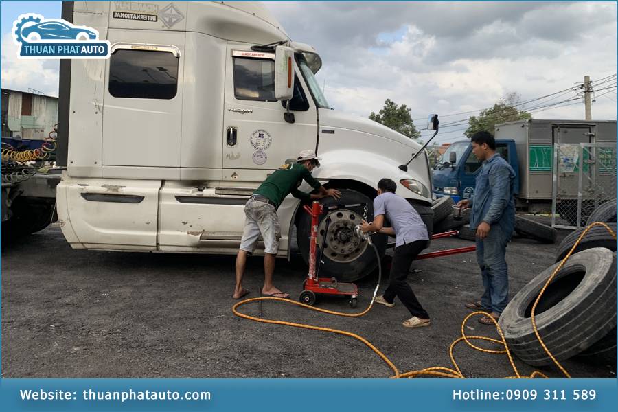 Dịch vụ cứu hộ lốp ô tô tại Thuận Phát Auto
