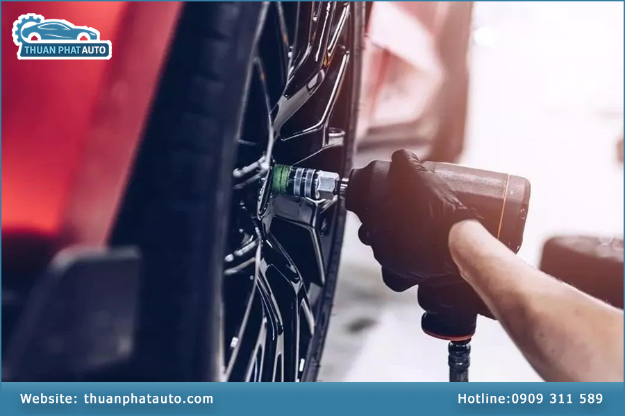 Dịch vụ đảo lốp ô tô tại Thuận Phát Auto