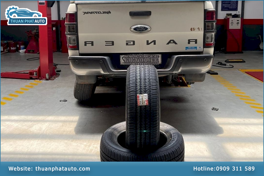Dịch vụ vá lốp ô tô tại Thuận Phát Auto